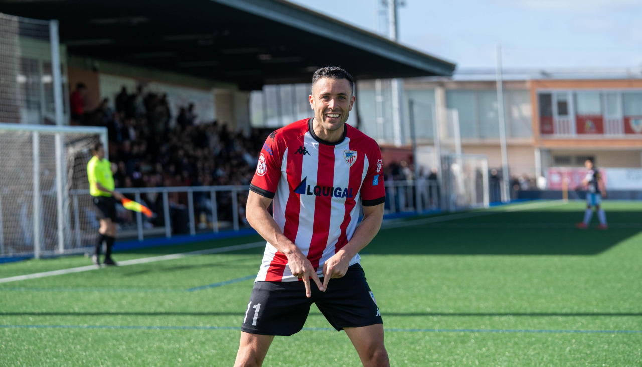 Adri Otero celebra uno de sus cuatro goles en el Arteixo-Barco de la pasada temporada