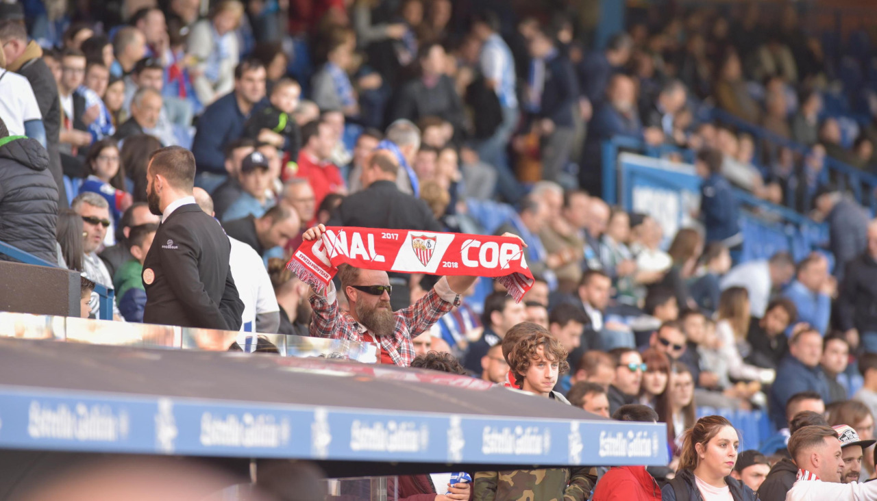 Un aficionado sevillista, en el Deportivo-Sevilla en abril de 2018