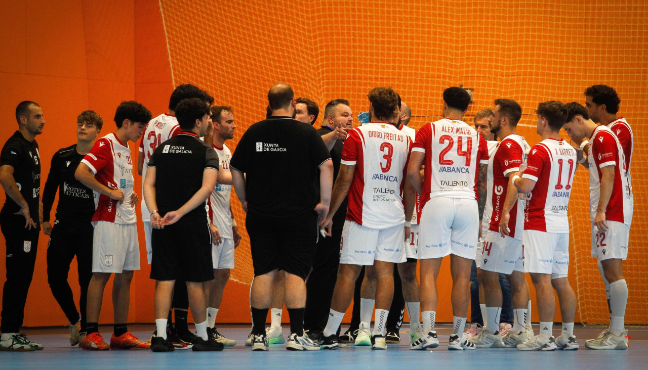 Jugadores y cuerpo técnico del OAR durante un tiempo muerto ante Culleredo