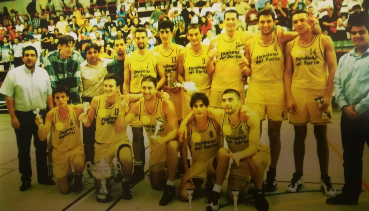 La plantilla del Sondeos celebra la Copa Galicia del 1996