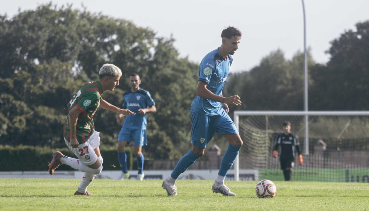Álex Ramos, atacante del Arteixo, en el debut liguero frente al Racing Villalbés