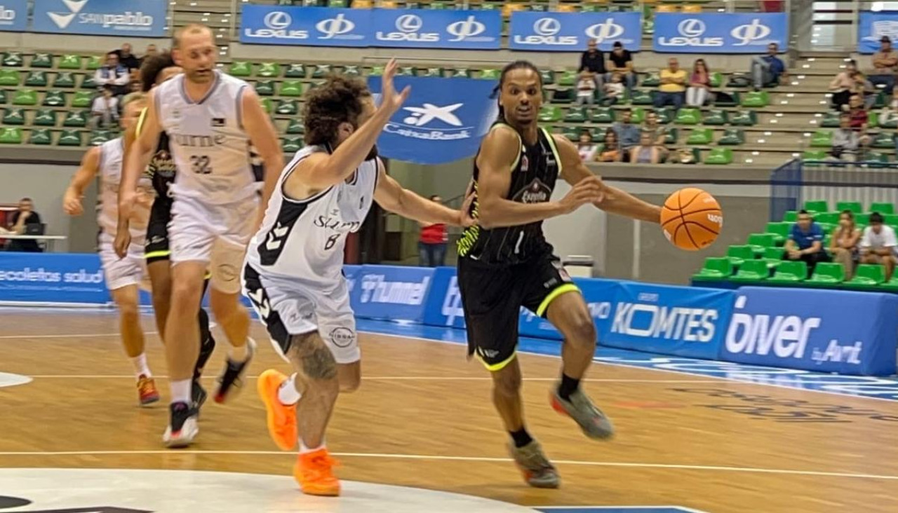 Alonzo Verge Jr. bota el balón durante el partido contra el Bilbao Basket en el Coliseum de Burgos