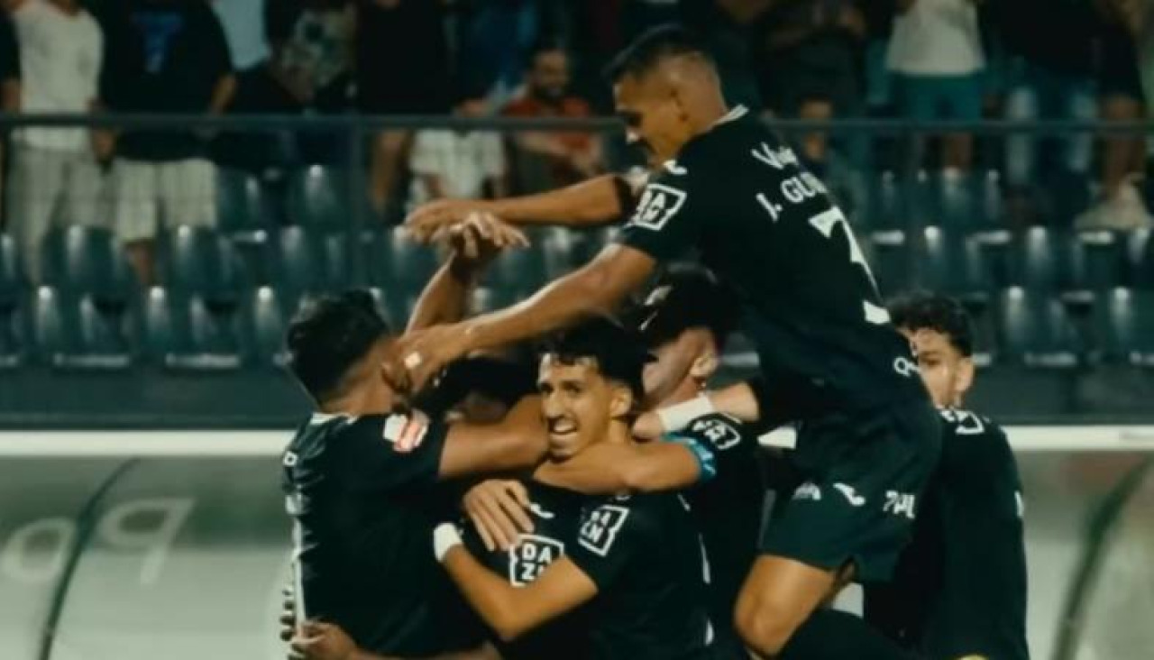 Los compañeros abrazan a Bouldini tras el gol de la victoria