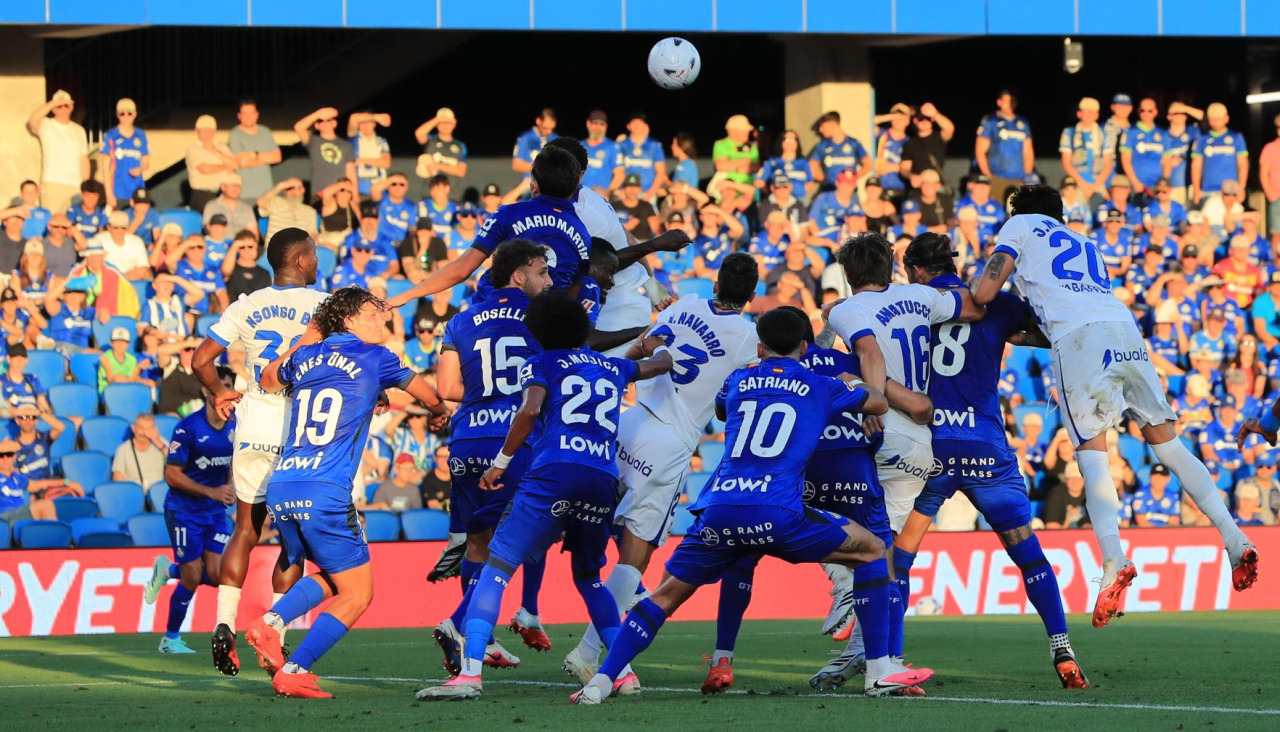 Getafe y Dépor pelean por un balón aéreo