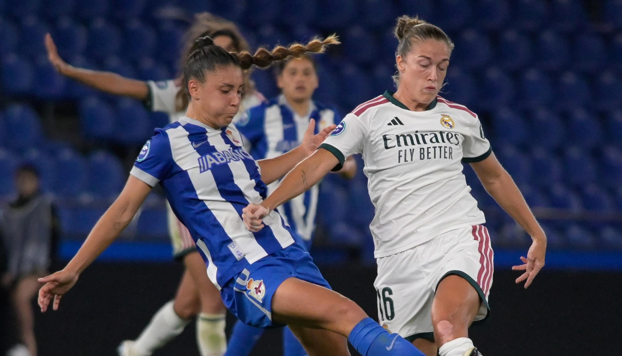 Olaya y Angeldhal disputan el esférico en el Dépor-Real Madrid del pasado viernes | moncho fuentes