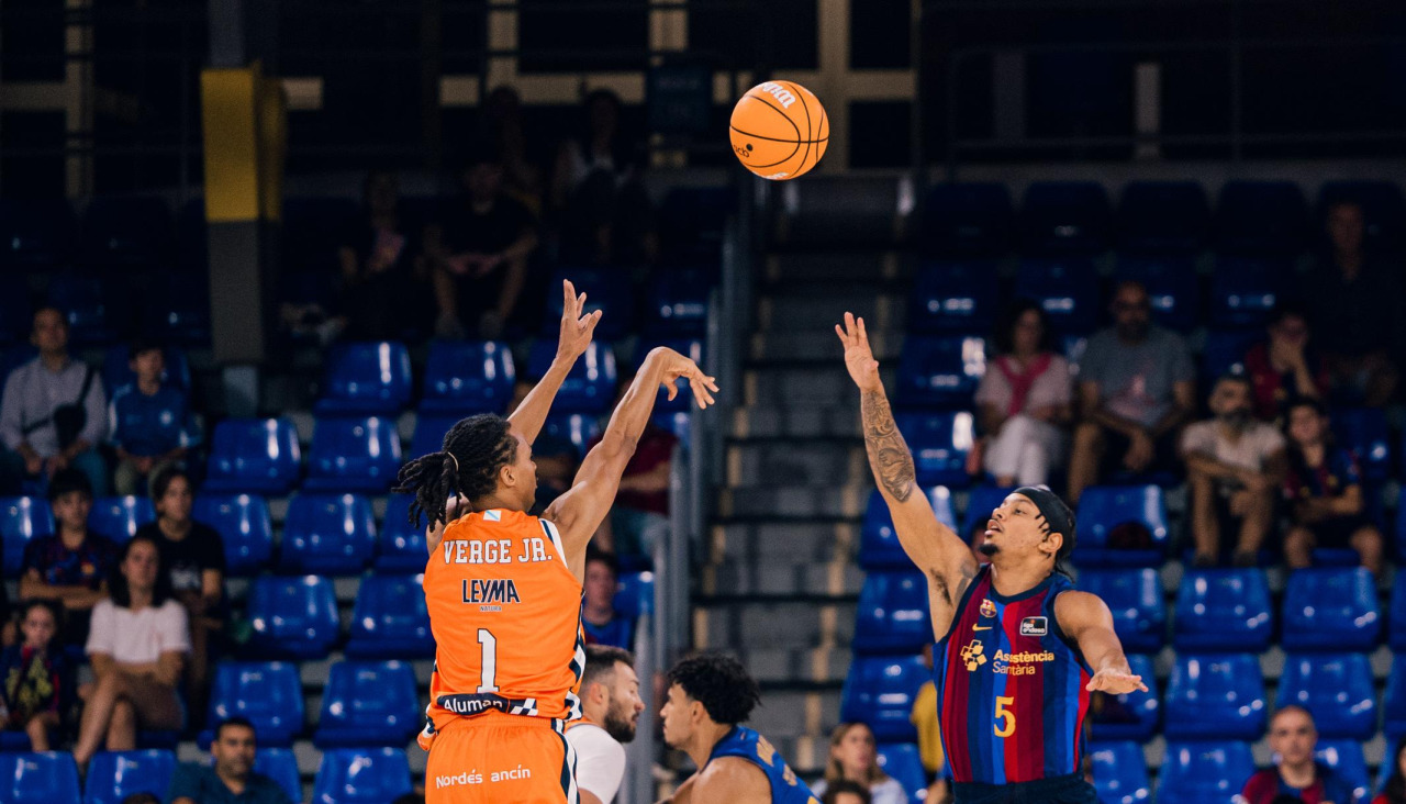 Un triple de Alonzo Verge durante el Barça-Básquet Coruña