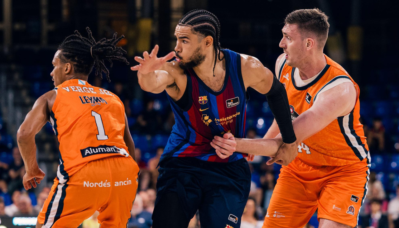 Dmytro Skapintseb defiende a Olivier Nkamhoua en el partido del Palau Blaugrana