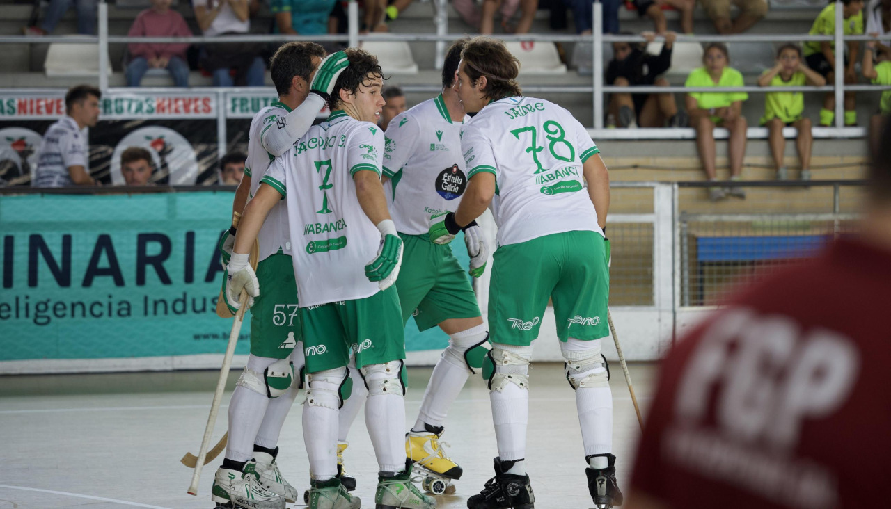 Los jugadores del Liceo celebran un gol contra el Barcelos en el Torneo Internacional de Vigo