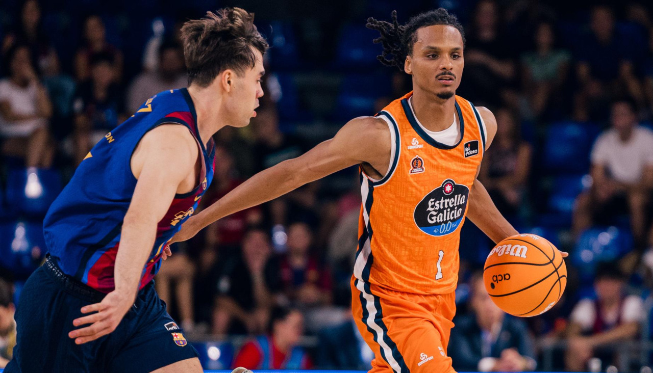 Alonzo Verge Jr. ataca la defensa de Juan Núñez durante el Barça-Básquet Coruña