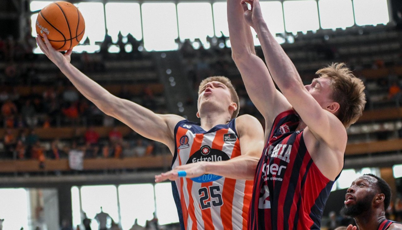 Karlis Silins entra a canasta en el Básquet Coruña-Baskonia de la jornada final de la ACB 2024-25