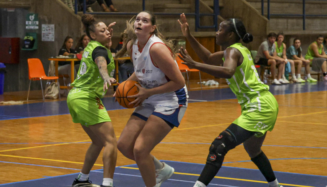 Raquel Botana durante el amistoso de pretemporada contra el Barcelos