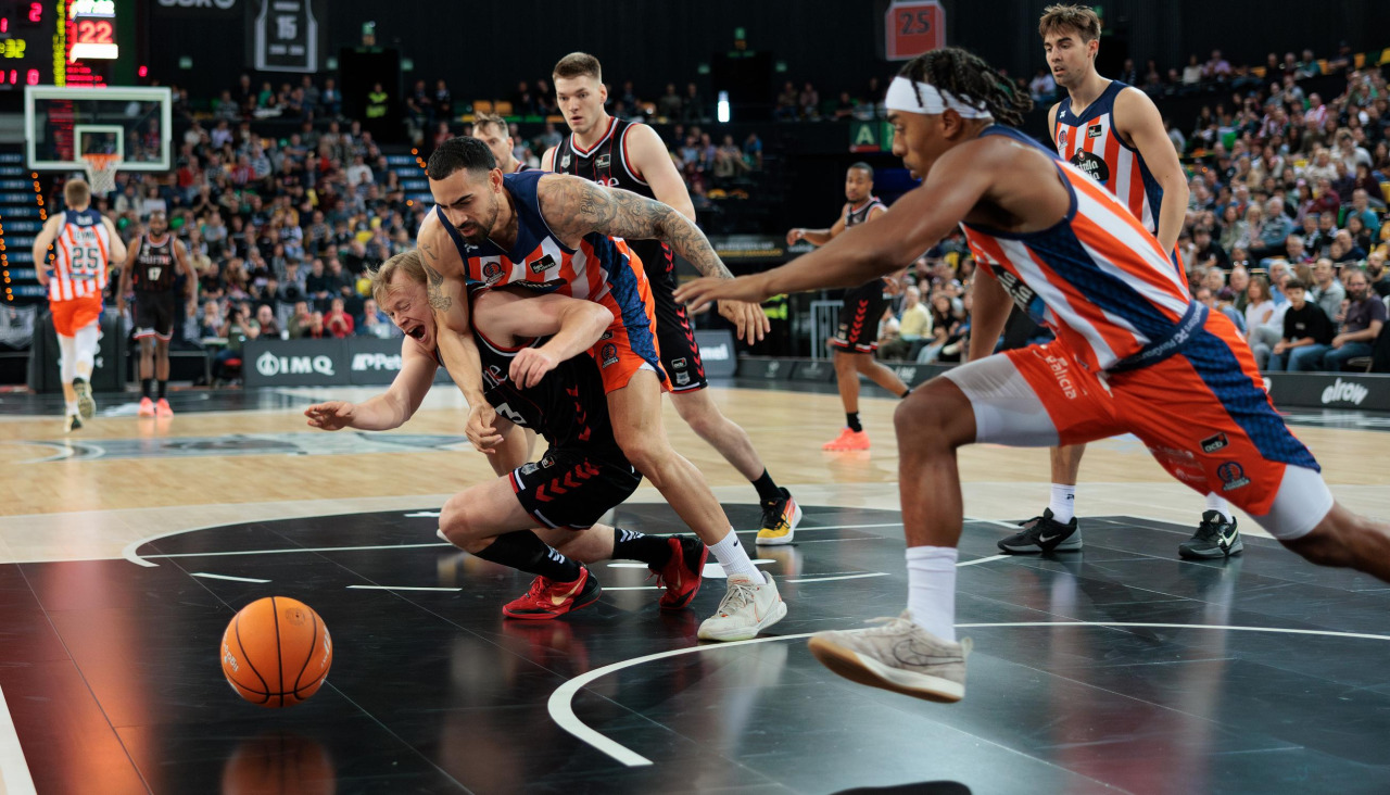 Imagen del Bilbao Basket-Básquet Coruña de la temporada 2024-25, donde se certificó el descenso del equipo naranja