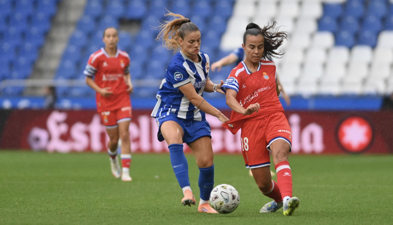 Millene Cabral y Raquel García pugnan por el esférico en el Deportivo-Espanyol del pasado domingo