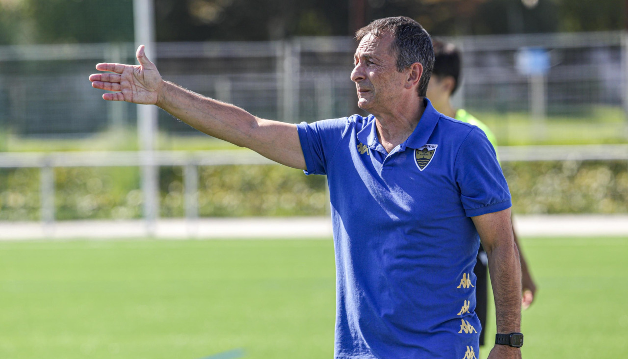 Javier Bardanca da instrucciones en el Orillamar-Marte de la tercera jornada del grupo 1 de Primera Futgal