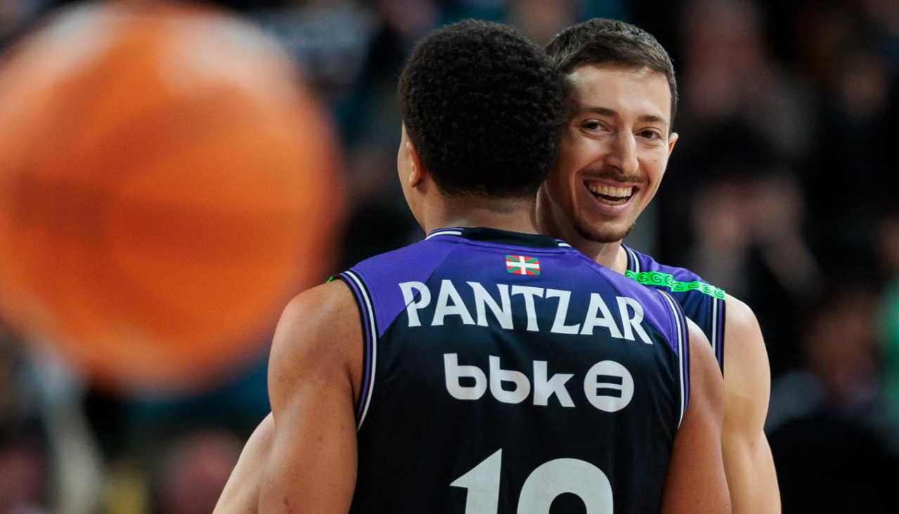 Aleix Font celebra con Melwin Pantzar una canasta en un partido de la temporada