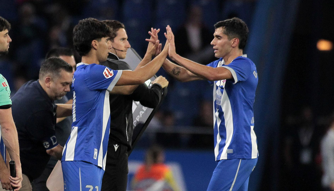 Álvaro Fraga choca las manos con Diego Villares antes de hacer su debut con el primer equipo del Dépor en el partido ante el Oporto