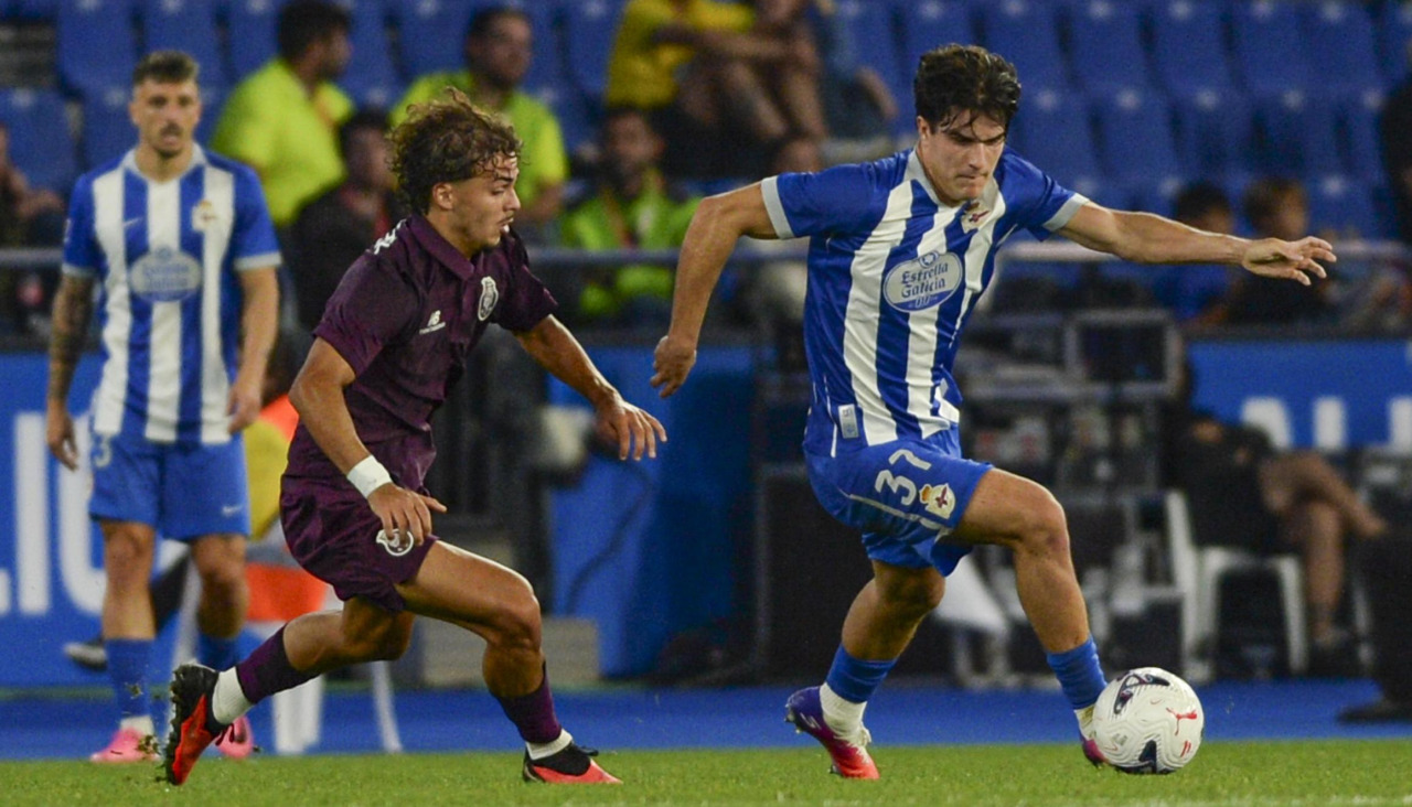 Noé Carrillo conduce la pelota en el Deportivo - Oporto