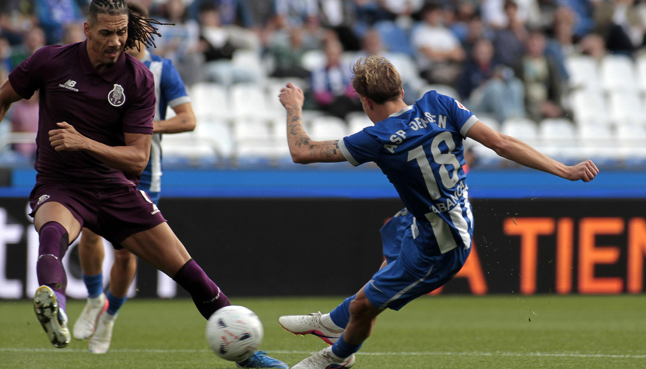 Asp Jensen, atacante del Dépor, justo en el momento del disparo que supuso el gol blanquiazul ante el Oporto
