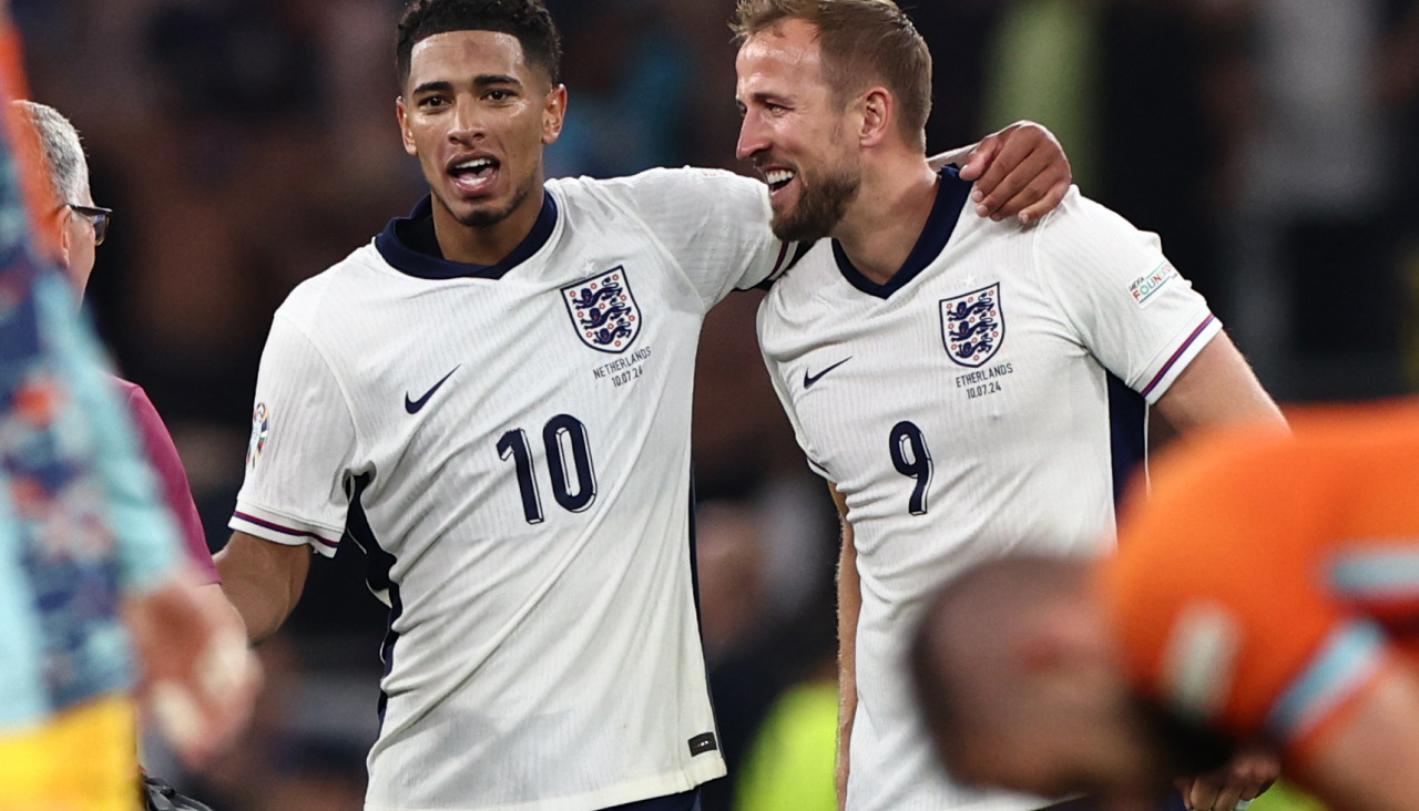 Jude Bellingham (L) of England and Harry Kane