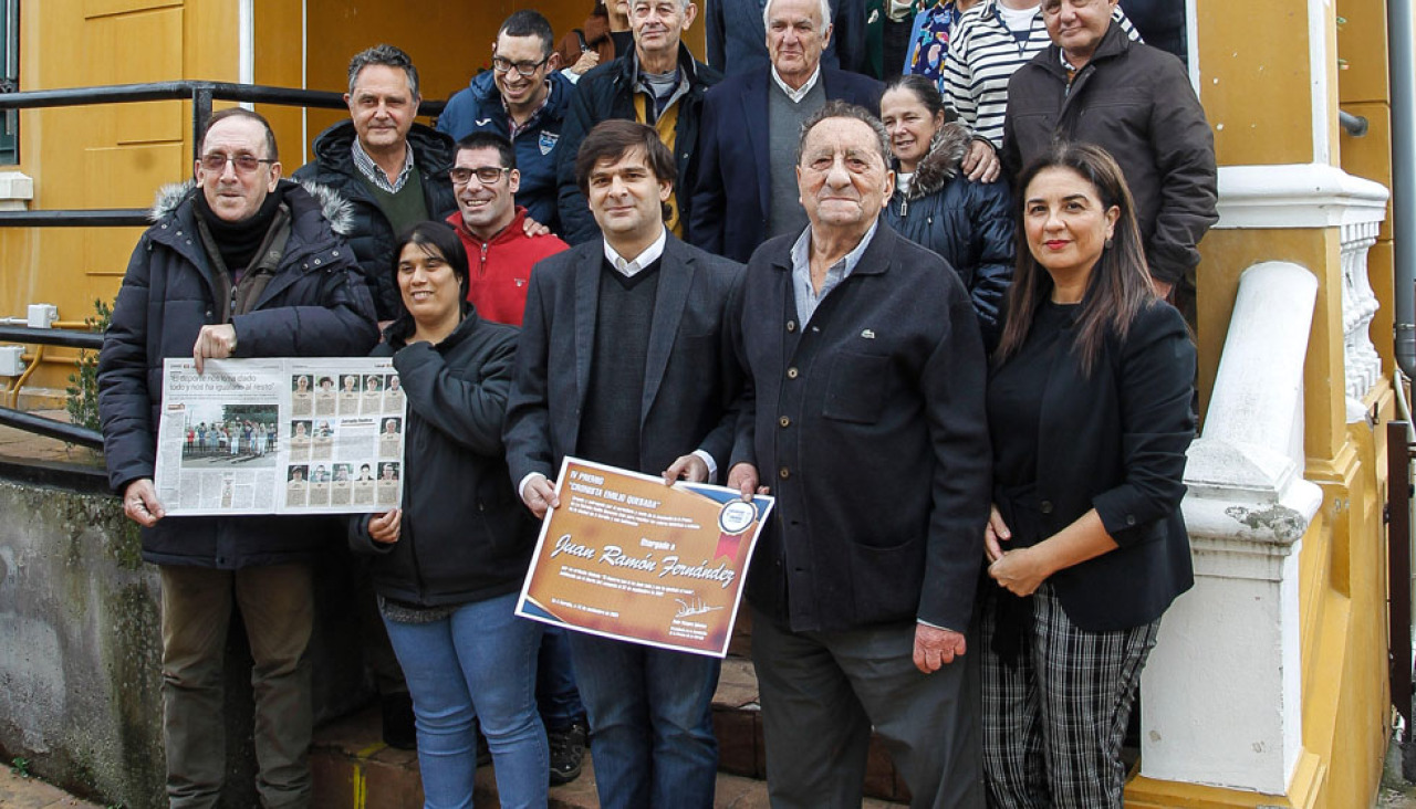 Juan Ramu00f3n Fernu00e1ndez recibe el premio Cronista Emilio Quesada