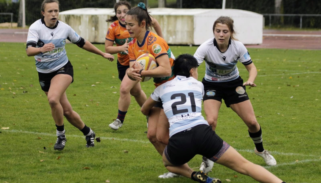 Estela placa a una jugadora del Majadahonda Foto Diego Dolan