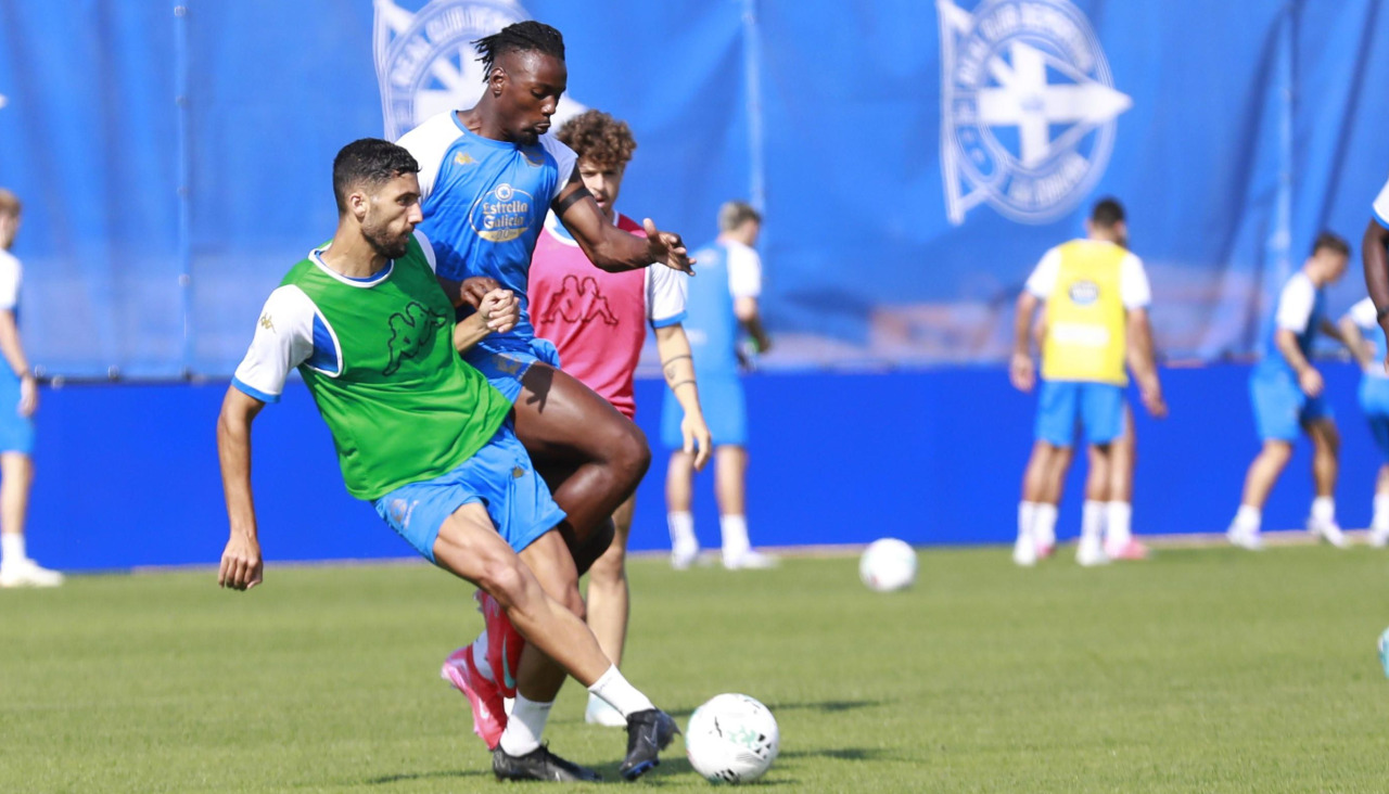 Zaka y Bouldini, disputando el balón en un entrenamiento | PATRICIA G. FRAGA