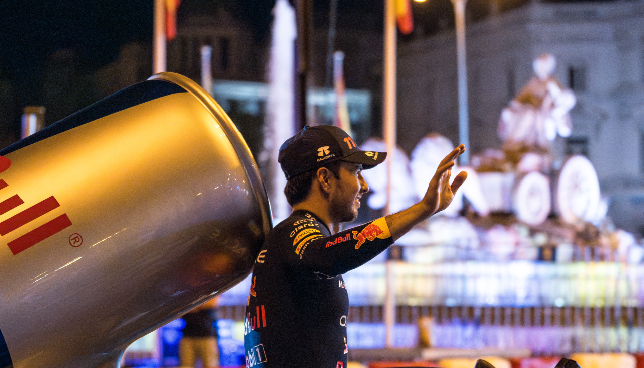 EuropaPress 5335279 piloto f1 checo perez recorre monoplaza red bull rb7 2011 recorrido urbano 00340098