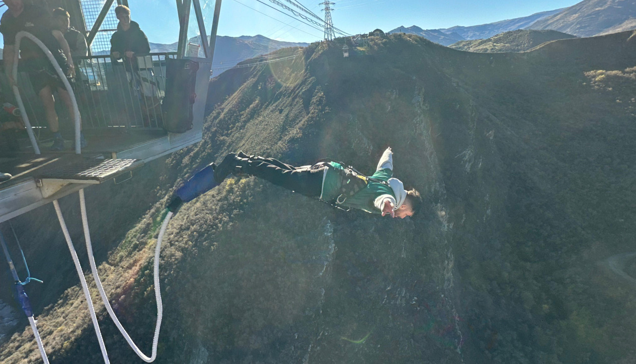 Xabi Cau00f1izo en su salto en Nueva Zelanda