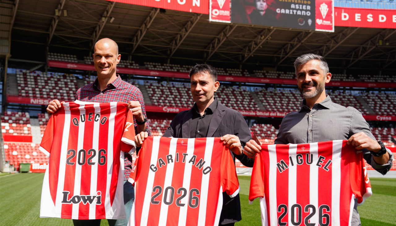 El nuevo entrenador del Sporting de Giju00f3n, Asier Garitano (c), posa junto a miembros del equipo tu00e9cnico, Queco (i) y Miguel (d), en su presentaciu00f3n oficial en el estadio El Molinu00f3n este miu00e9rcoles.