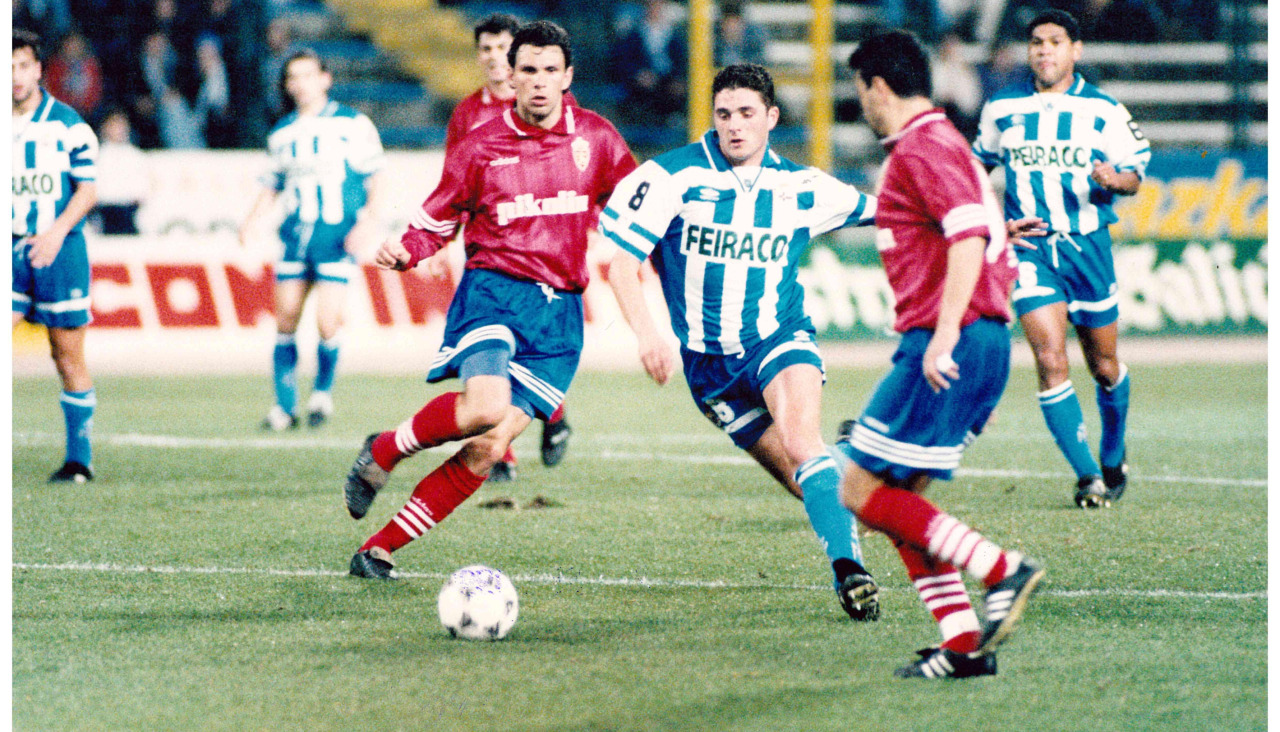 Emilio Viqueira conduce la pelota entre Aguado y Nayim en los cuartos de final de la Recopa ante el Zaragoza jugada en Riazor ARCHIVO EL IDEAL GALLEGO