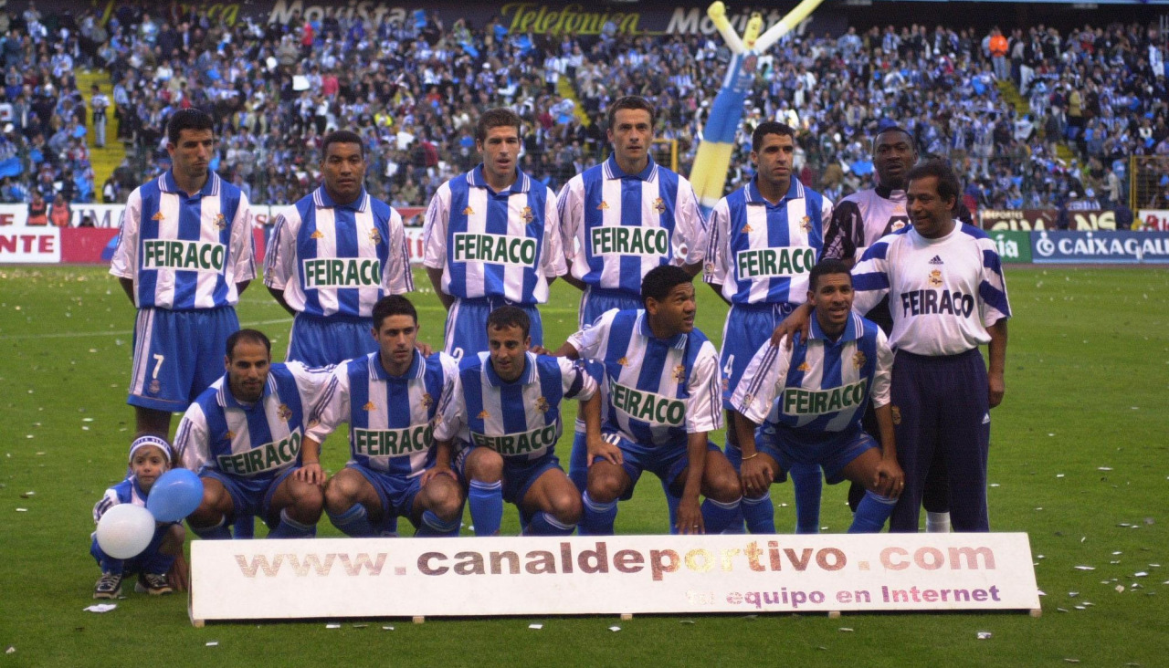 Fotografu00eda de archiva de la plantilla del Depor el du00eda que ganu00f3 el tu00edtulo de liga, la temporada 1999 2000