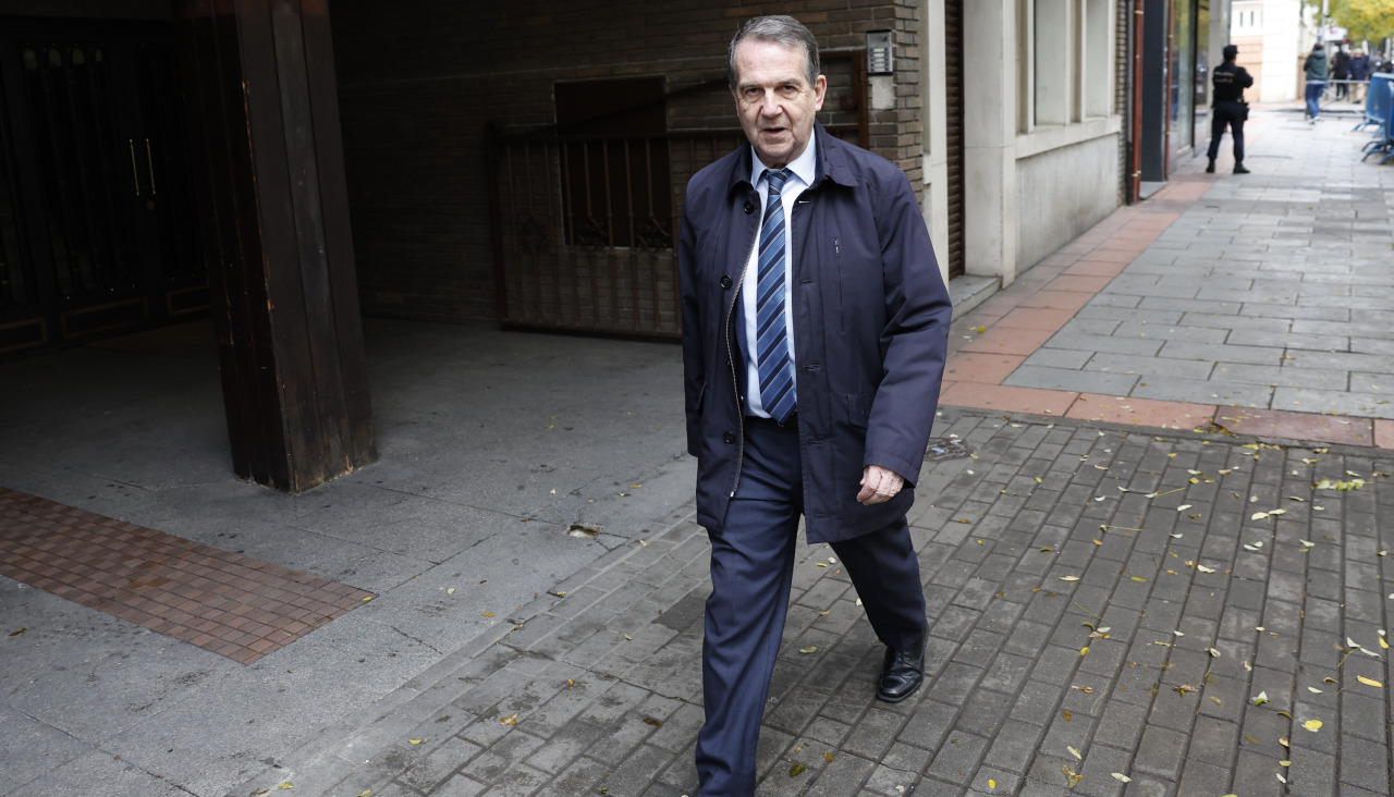 MADRID (ESPAÑA), 02/12/2024.- El alcalde Vigo, Abel Caballero a su llegada a la sede del partido en la calle Ferraz, en Madrid este lunes donde se reúne la nueva Ejecutiva del partido tras el Congre