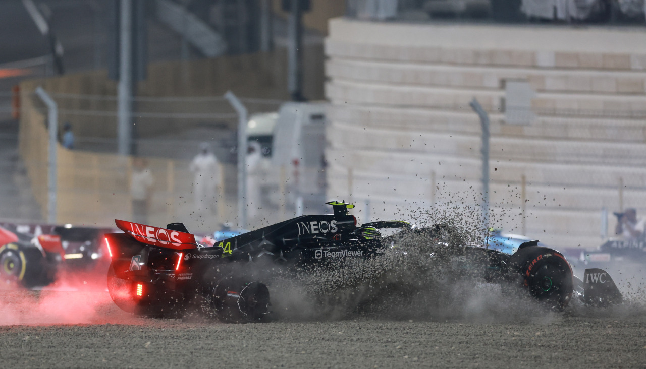 Hamilton (Mercedes), retirado tras chocarse con Russell