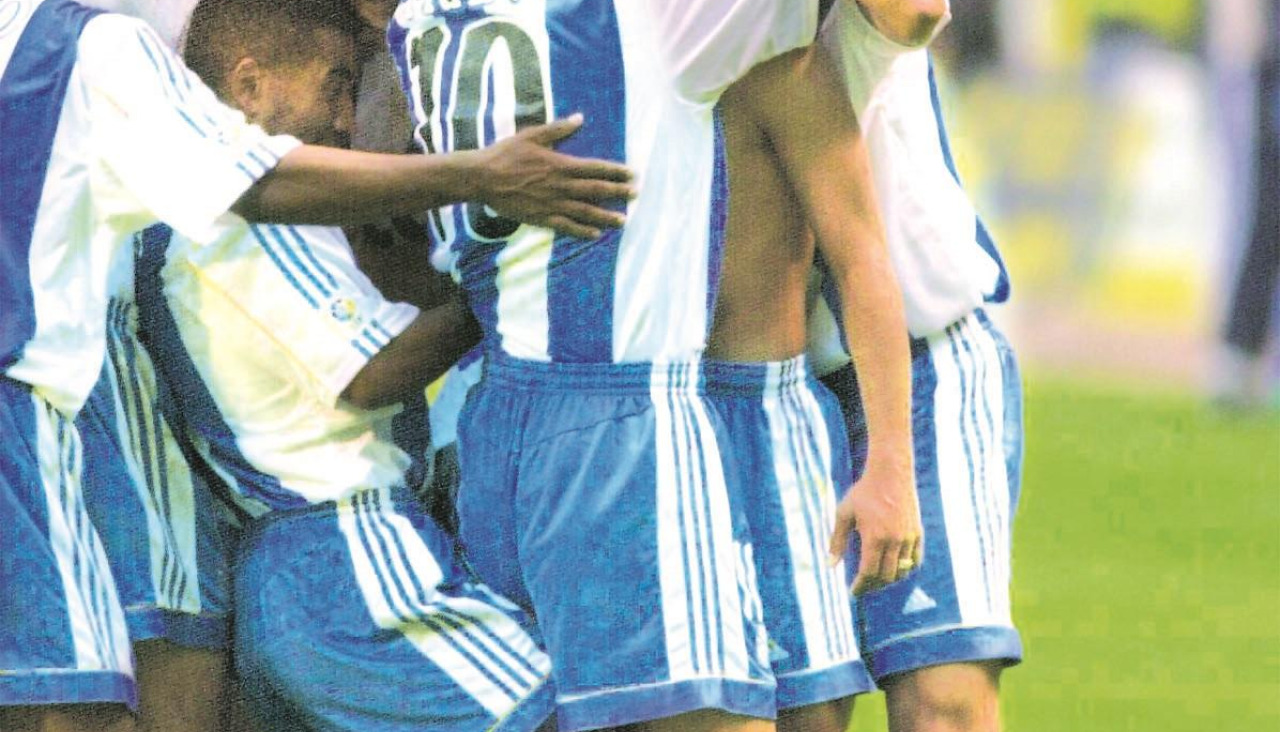 Djalminha celebra el gol ante el Zaragoza quitándose la camiseta AEC (2)