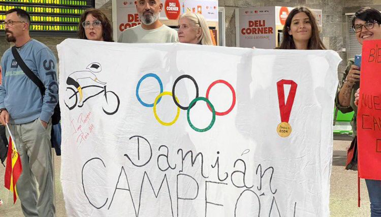 Recibimiento de Damiu00e1n Ramos en el aeropuerto