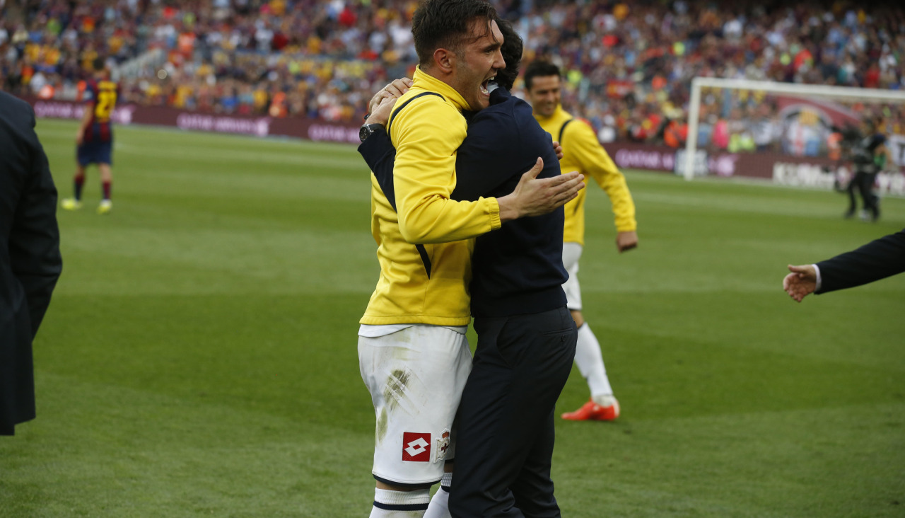 Lucas Pérez y Víctor Sánchez del Amo celebran la salvación en el Camp Nou