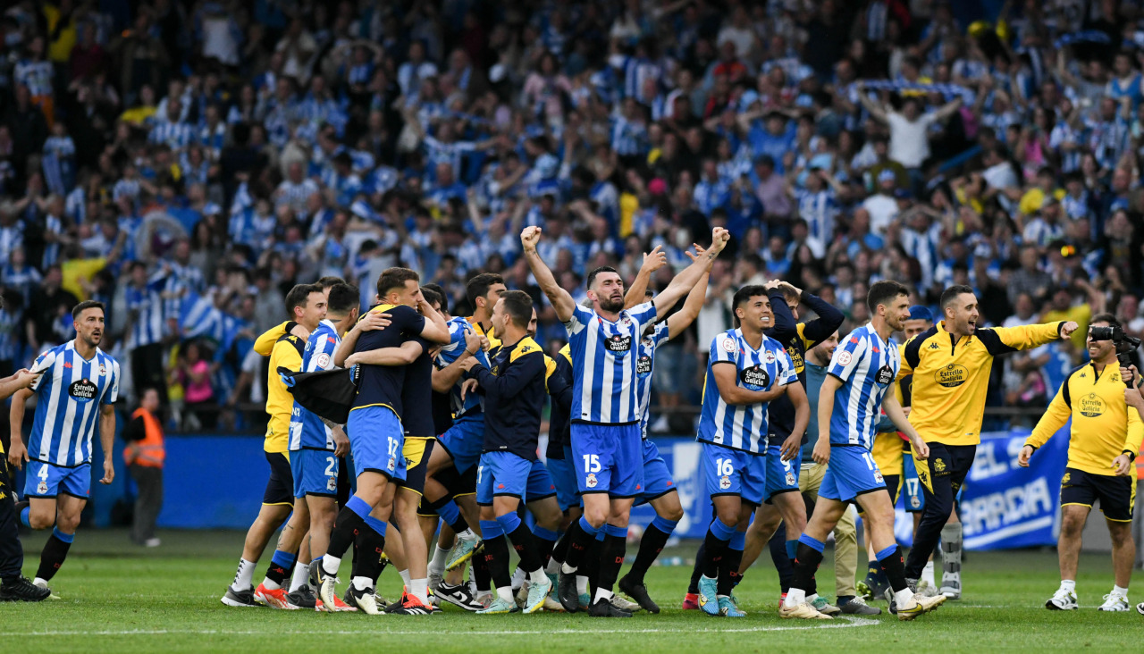 Los jugadores del Dépor celebran el ascenso @ Mónica Arcay
