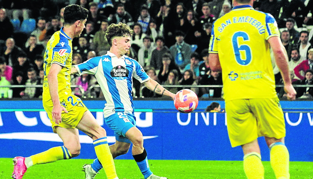 Mario Soriano, en la acción del gol del triunfo ante el Cádiz en Riazor albores