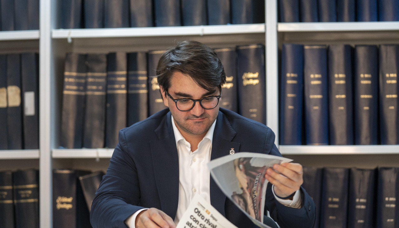Massimo Benassi, leyendo un ejemplar de DXT antes de la entrevista