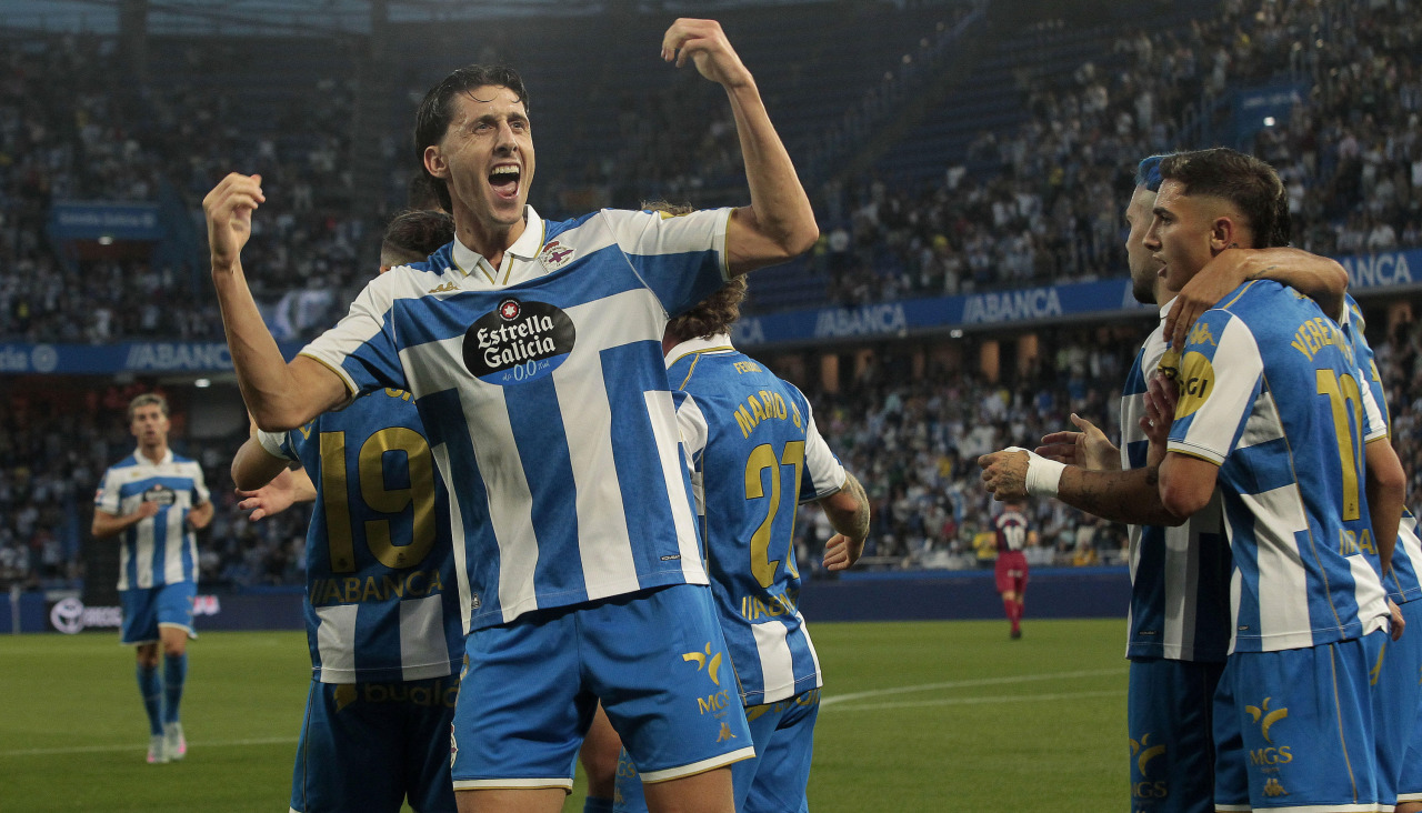 Mulattieri festeja el 1-0 ante el Huesca en Riazor