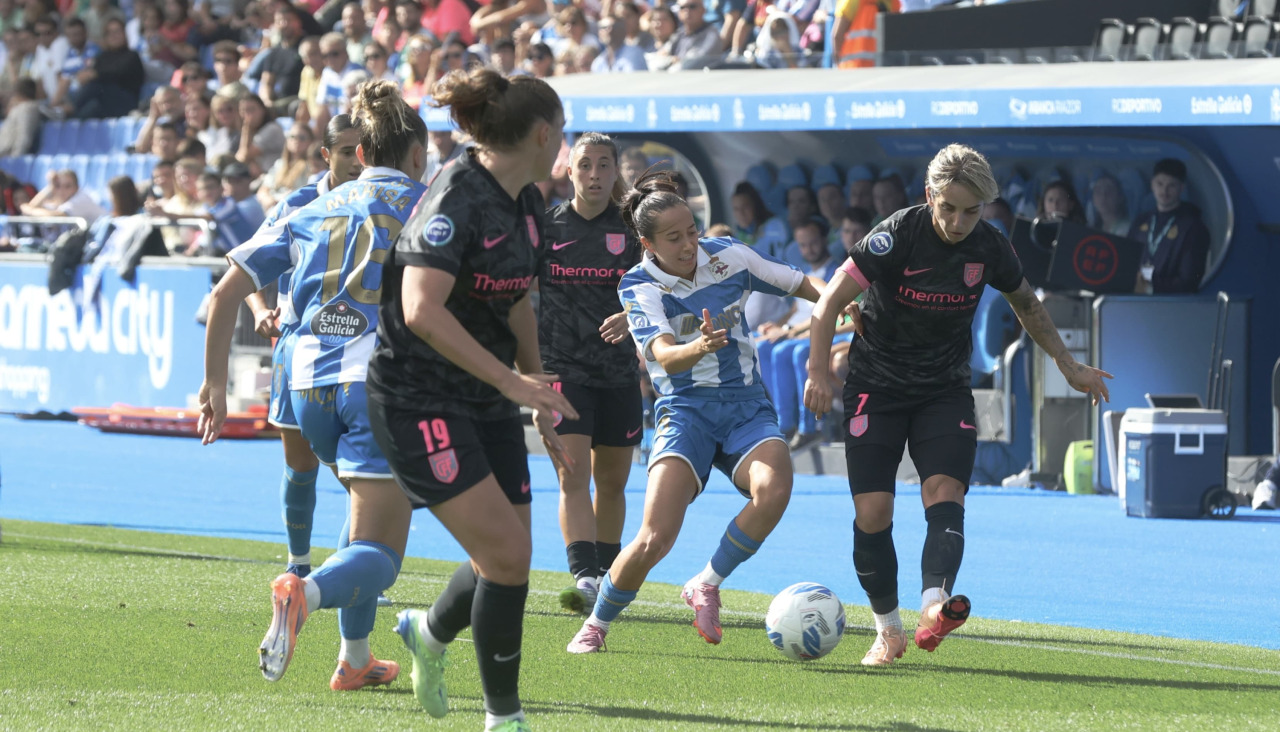 Paula Gutiérrez pelea el esférico en el encuentro ante el Madrid CFF