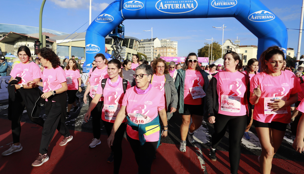 Miles de personas abarrotaron el Paseo Marítimo de A Coruña en la tradicional Carrera de la Mujer