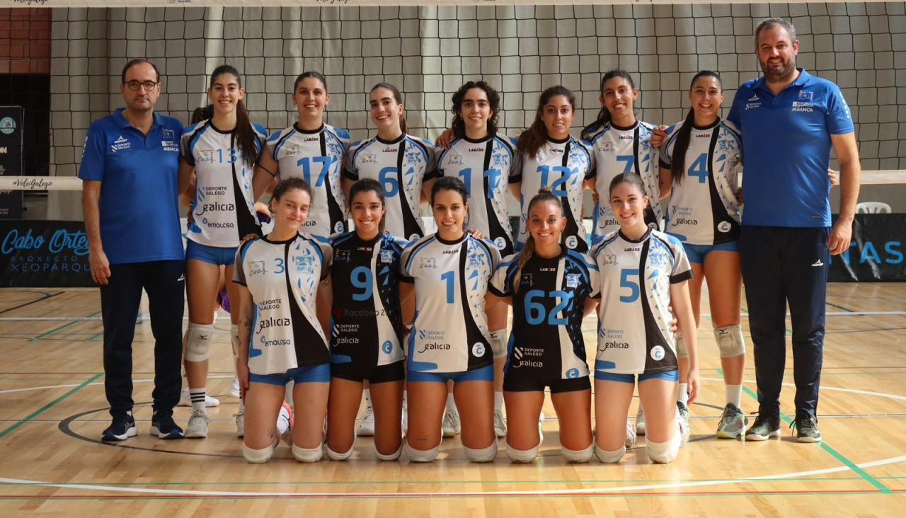 Jugadoras y cuerpo técnico del Zalaeta posan con sus medallas de subcampeonas de la Copa Galicia 2025