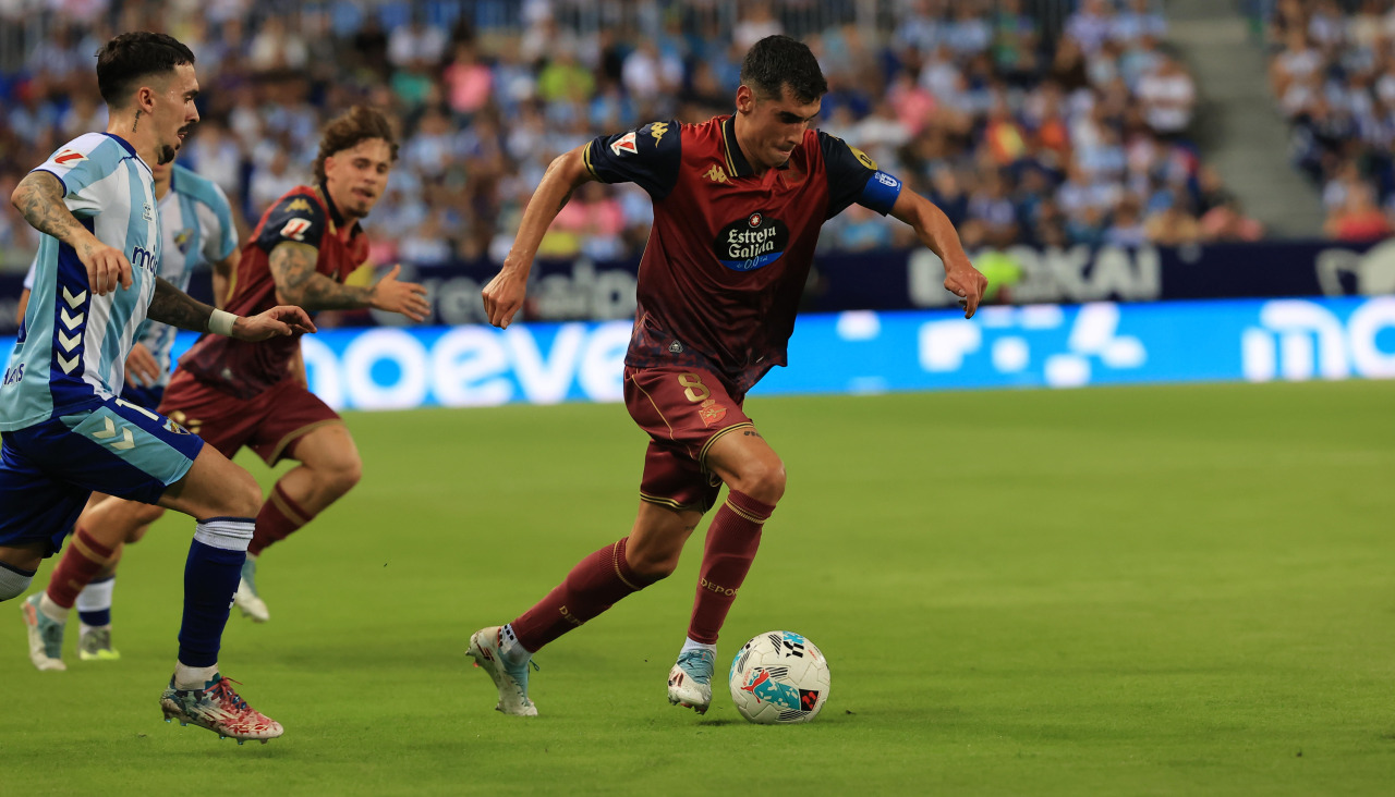 Diego Villares, conduciendo el balón en el Málaga-Deportivo