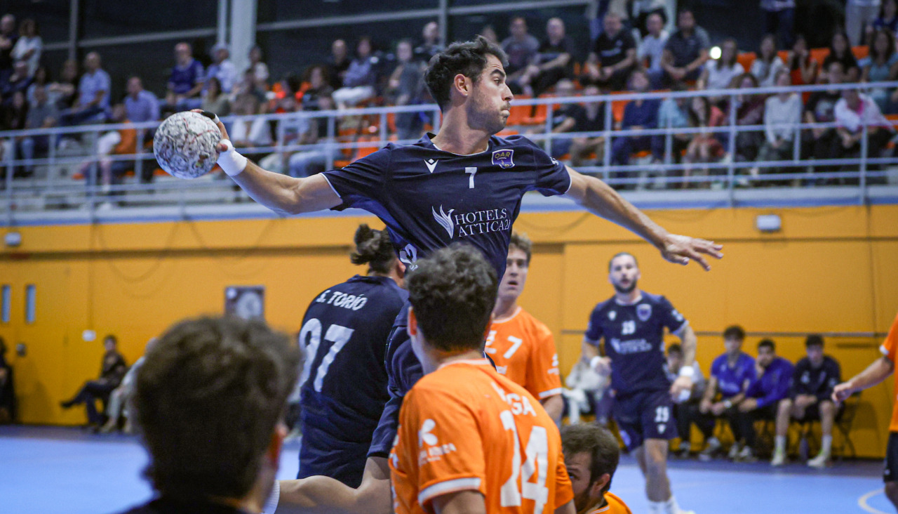 Álex Chan lanza a portería frente al HC Eivissa