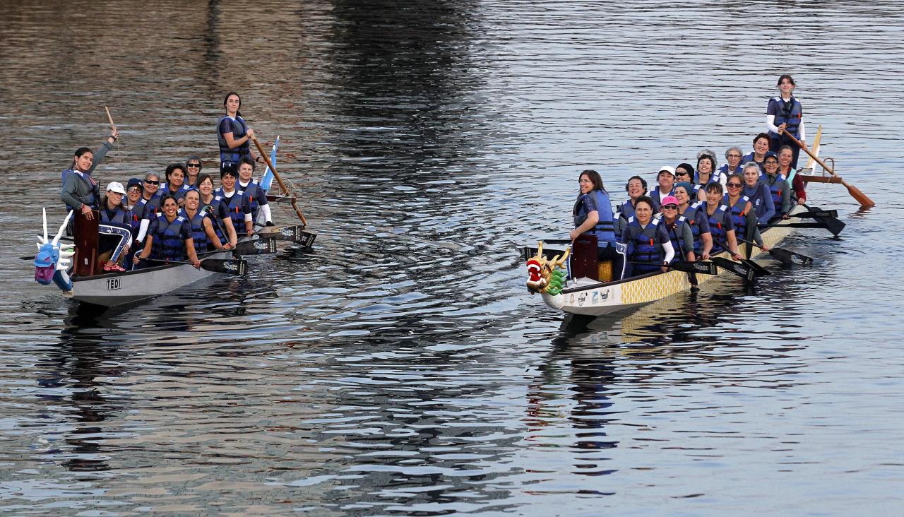 Las embarcaciones de Dragon Boat del equipo de las Bolboretas