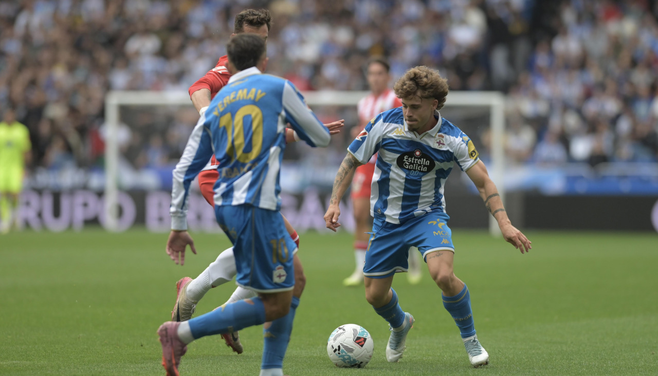 Mario Soriano controla el balón durante el Dépor-Almería en Riazor
