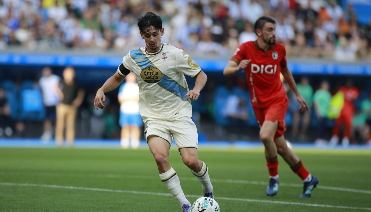 Charlie Patiño, durante el partido de Segunda contra el Burgos