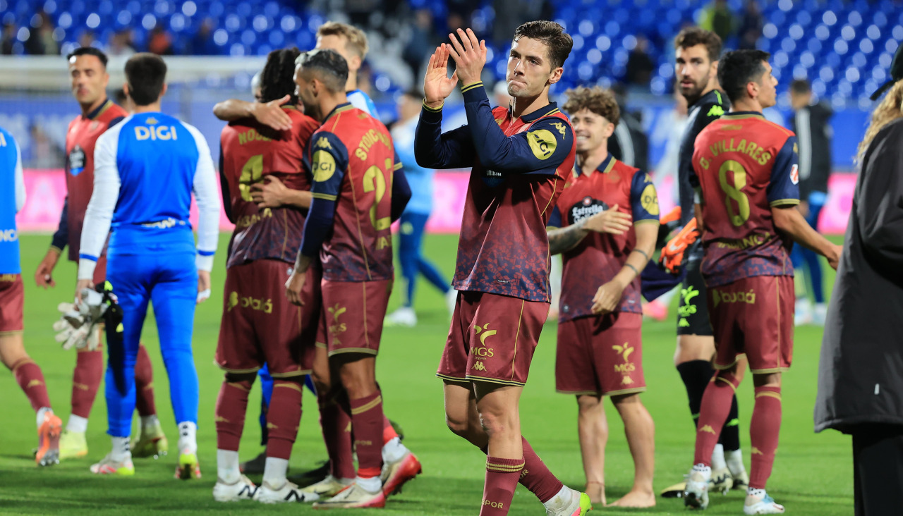 Graaera aplaude a la afición tras la victoria del Dépor ante el Zaragoza