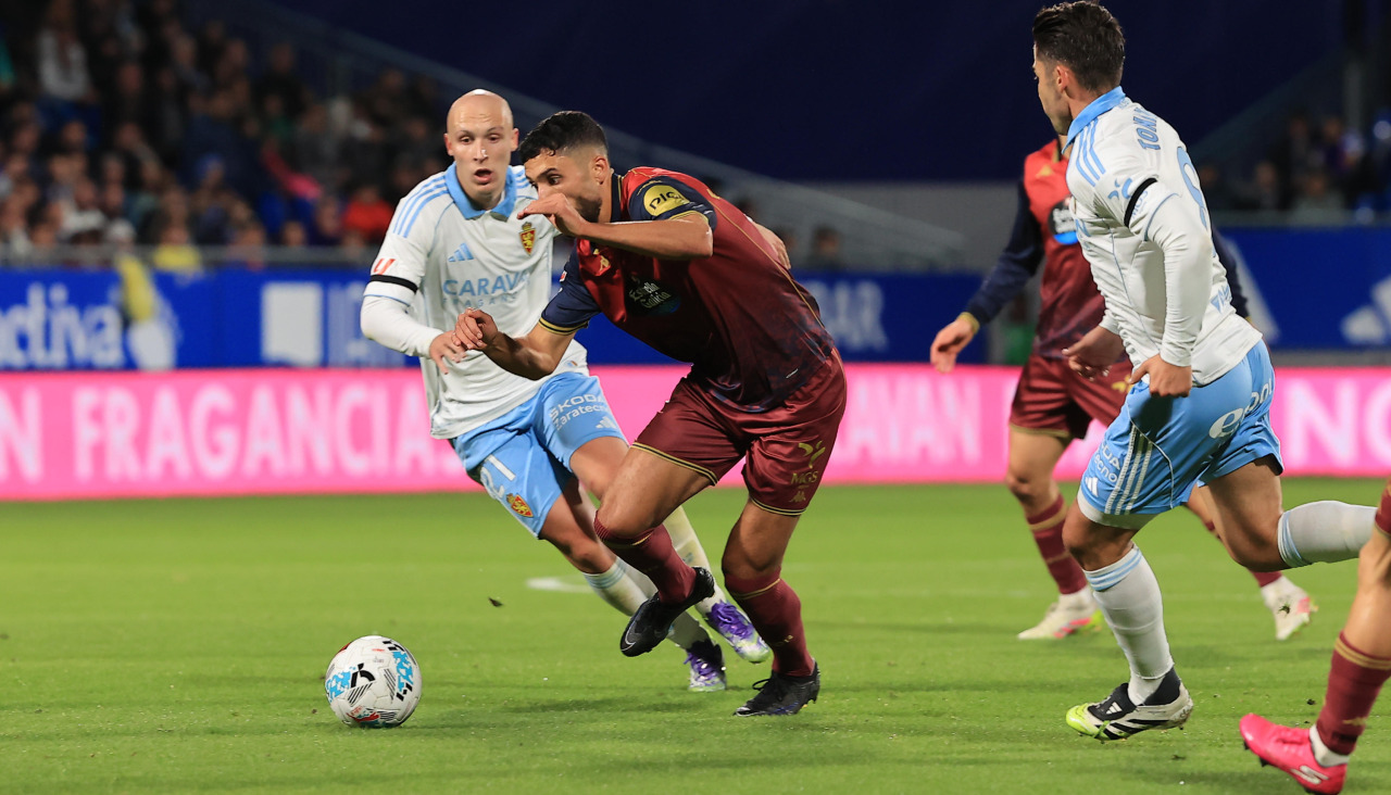 Eddahchouri, delantero del Dépor, durante el partido ante el Zaragoza
